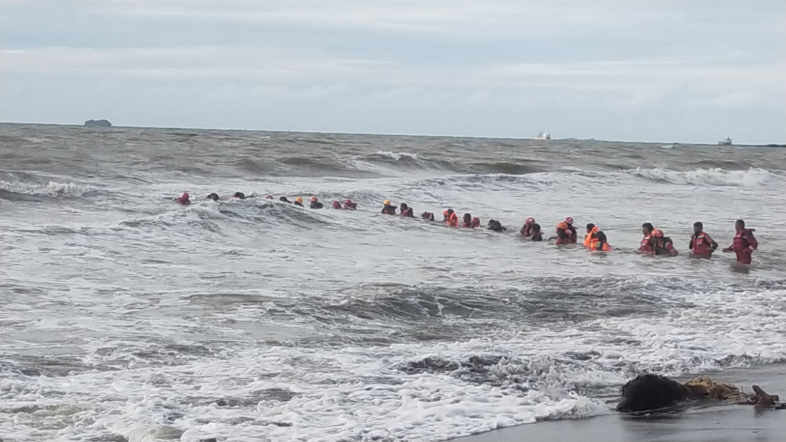 Hadiri Pesta Ulang Tahun Teman, Dua Remaja di Makassar Terseret Ombak di Pantai Anging Mammiri